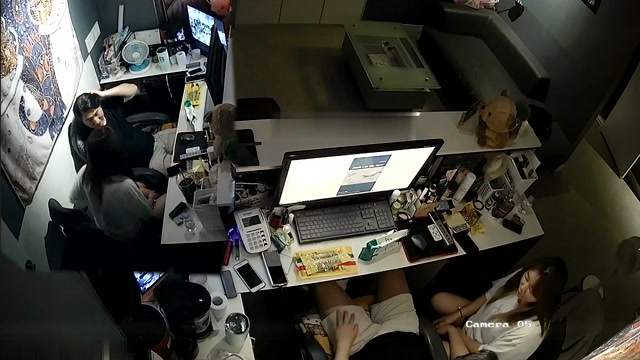 월급 좀 올리려면, 사장님 기분 제대로 맞춰드려야죠 밤새도록이라도