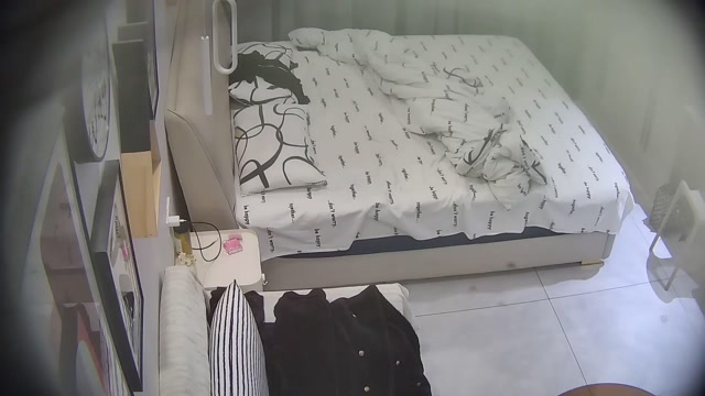 上品な雰囲気を持つ美しい女性が、ボーイフレンドに3回にわたって残酷にレイプされ、体が敏感になり、口を覆い、シーツを握りし…