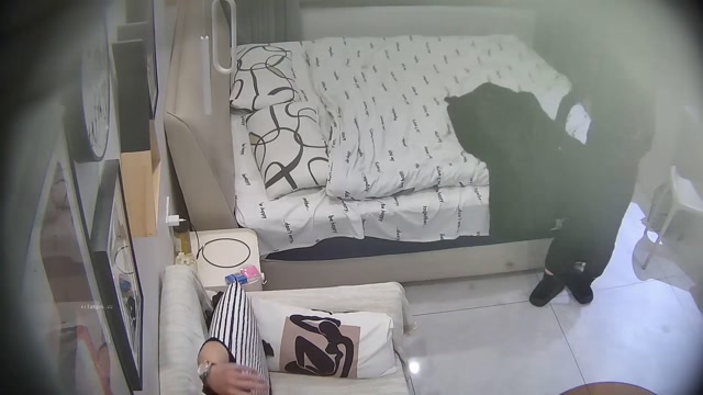 上品な雰囲気を持つ美しい女性が、ボーイフレンドに3回にわたって残酷にレイプされ、体が敏感になり、口を覆い、シーツを握りし…