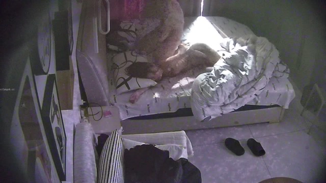 上品な雰囲気を持つ美しい女性が、ボーイフレンドに3回にわたって残酷にレイプされ、体が敏感になり、口を覆い、シーツを握りし…