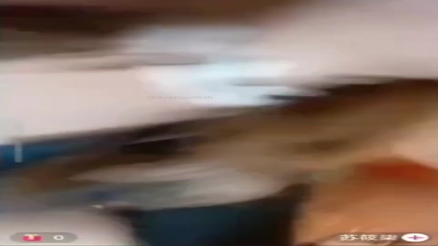 見事な美貌の美女が、オーラルセックスや胸を露わにするなど、露骨な性行為に及ぶ様子が映し出されています。彼女は非常に挑発的…