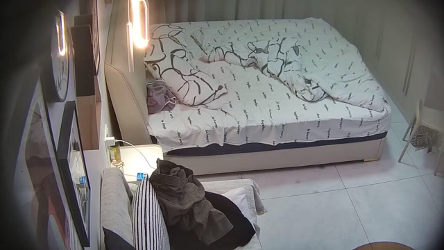 上品な雰囲気を持つ美しい女性が、ボーイフレンドに3回にわたって残酷にレイプされ、体が敏感になり、口を覆い、シーツを握りし…