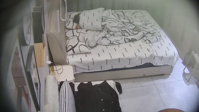 上品な雰囲気を持つ美しい女性が、ボーイフレンドに3回にわたって残酷にレイプされ、体が敏感になり、口を覆い、シーツを握りし…