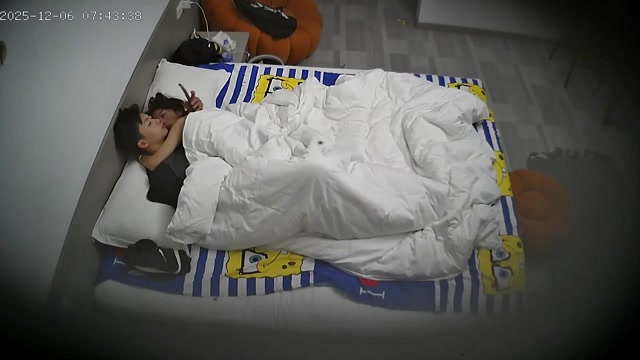 12月6日に新たに流出したホテルの写真❤️ 若いカップル、「白月光」の美女は哀れにも彼氏が射精したくてたまらなくなり、何…