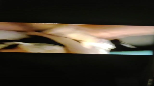 見事な美貌の美女が、オーラルセックスや胸を露わにするなど、露骨な性行為に及ぶ様子が映し出されています。彼女は非常に挑発的…