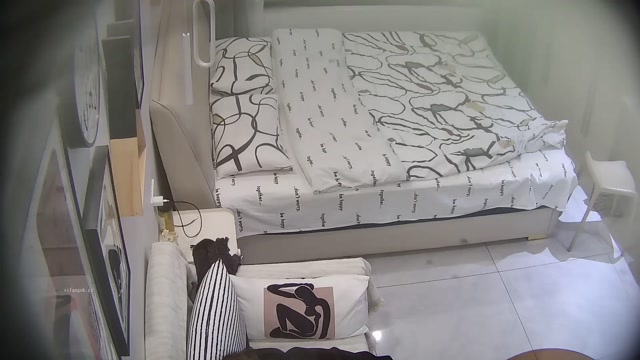 上品な雰囲気を持つ美しい女性が、ボーイフレンドに3回にわたって残酷にレイプされ、体が敏感になり、口を覆い、シーツを握りし…