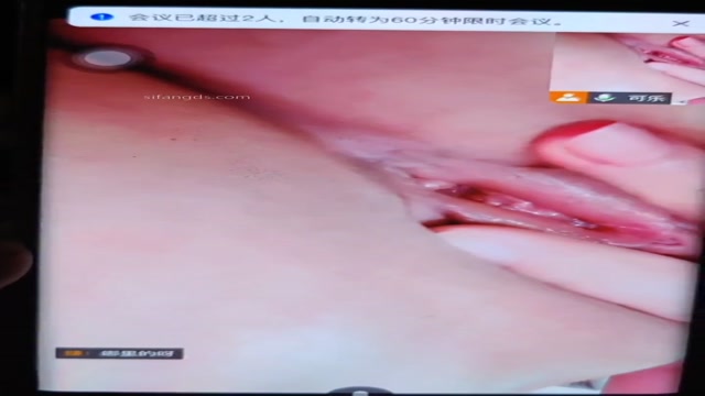 見事な美貌の美女が、オーラルセックスや胸を露わにするなど、露骨な性行為に及ぶ様子が映し出されています。彼女は非常に挑発的…