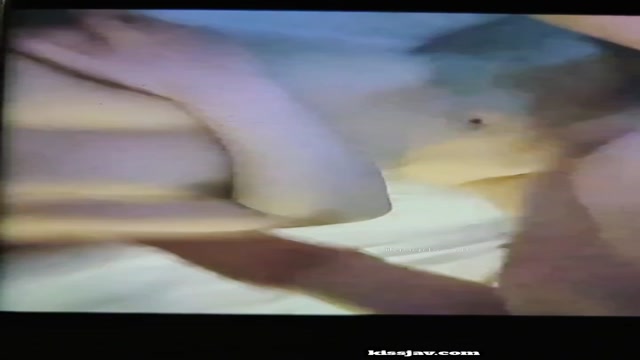 見事な美貌の美女が、オーラルセックスや胸を露わにするなど、露骨な性行為に及ぶ様子が映し出されています。彼女は非常に挑発的…