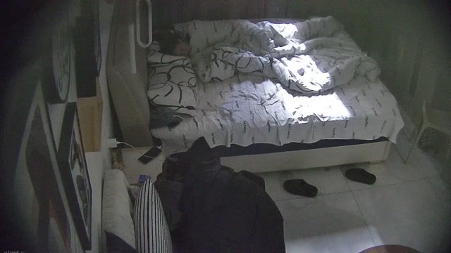 上品な雰囲気を持つ美しい女性が、ボーイフレンドに3回にわたって残酷にレイプされ、体が敏感になり、口を覆い、シーツを握りし…