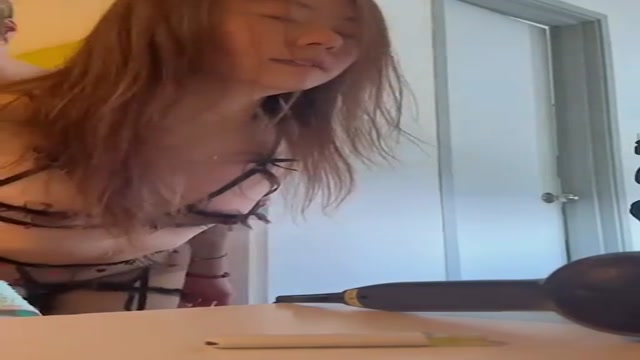 대음순이 발달한 어린 여친