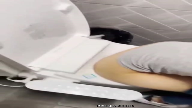 친구 오줌 싸는거 찍는 년     (2)