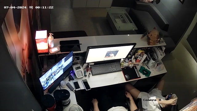 카운터에서 자지 빨아주는 업소녀