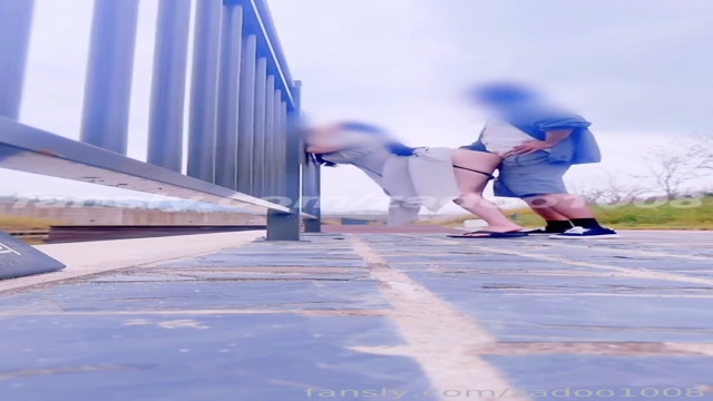 때와 장소를 가리지않고 떡치는 커플